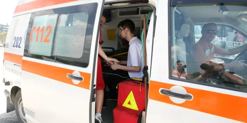 Tânărul a primit îngrijiri medicale în ambulanţă