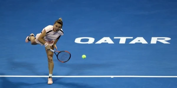 Simona Halep joacă o minge în partida contra americancei Catherine Bellis în timpul turneului Qatar Open de la Doha FOTO AFP / Karim Jaafar