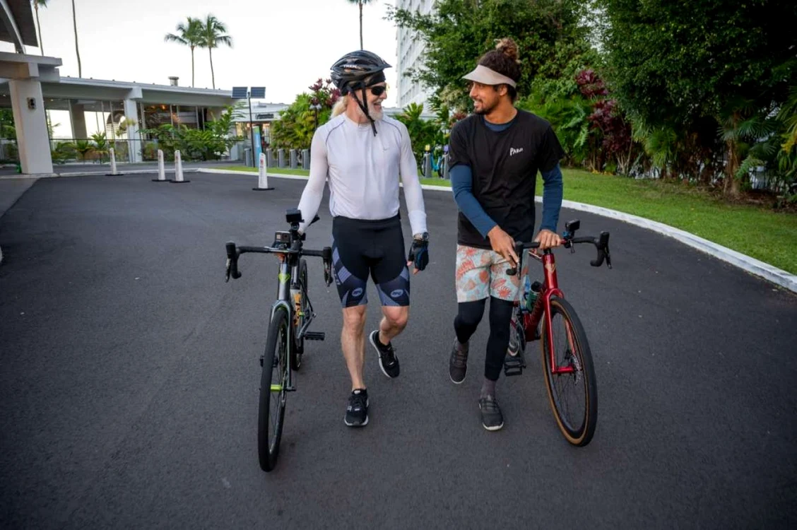 Victor Vescovo şi Cliff Kapono pe biciclete spre Mauna Kea - Caladanoceanic