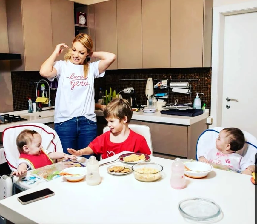 Dimineţile, în familia Pelinel-Borcea, sunt pline de energie pozitivă şi de zâmbete 