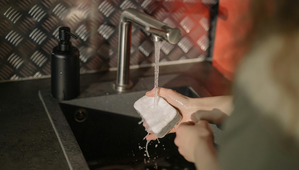 Adio, burete de vase! Alternativele naturale care te ajută să speli vasele