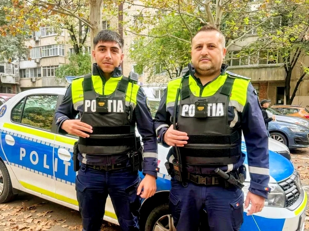 doi agenti de politie au ajutat un cuplu sa ajunga la maternitate png