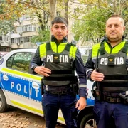 doi agenti de politie au ajutat un cuplu sa ajunga la maternitate png