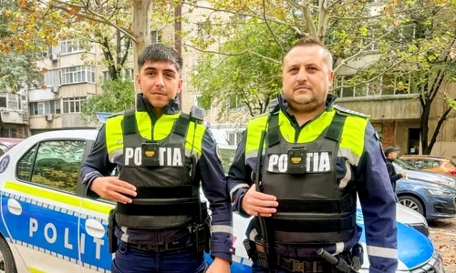 doi agenti de politie au ajutat un cuplu sa ajunga la maternitate png