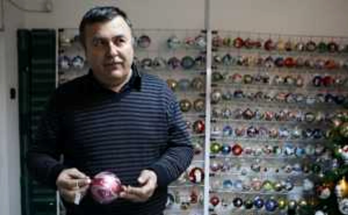Mihai Turcu ţine în mână un glob cu cristale Swarovski