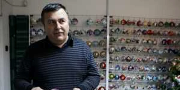Mihai Turcu ţine în mână un glob cu cristale Swarovski 