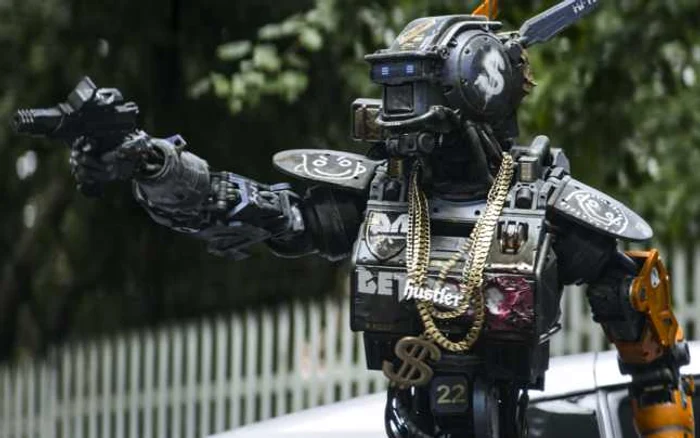 „Chappie“ este primul robot cu abilitatea de a gândi şi de a trăi sentimente proprii FOTO cinemagia.ro