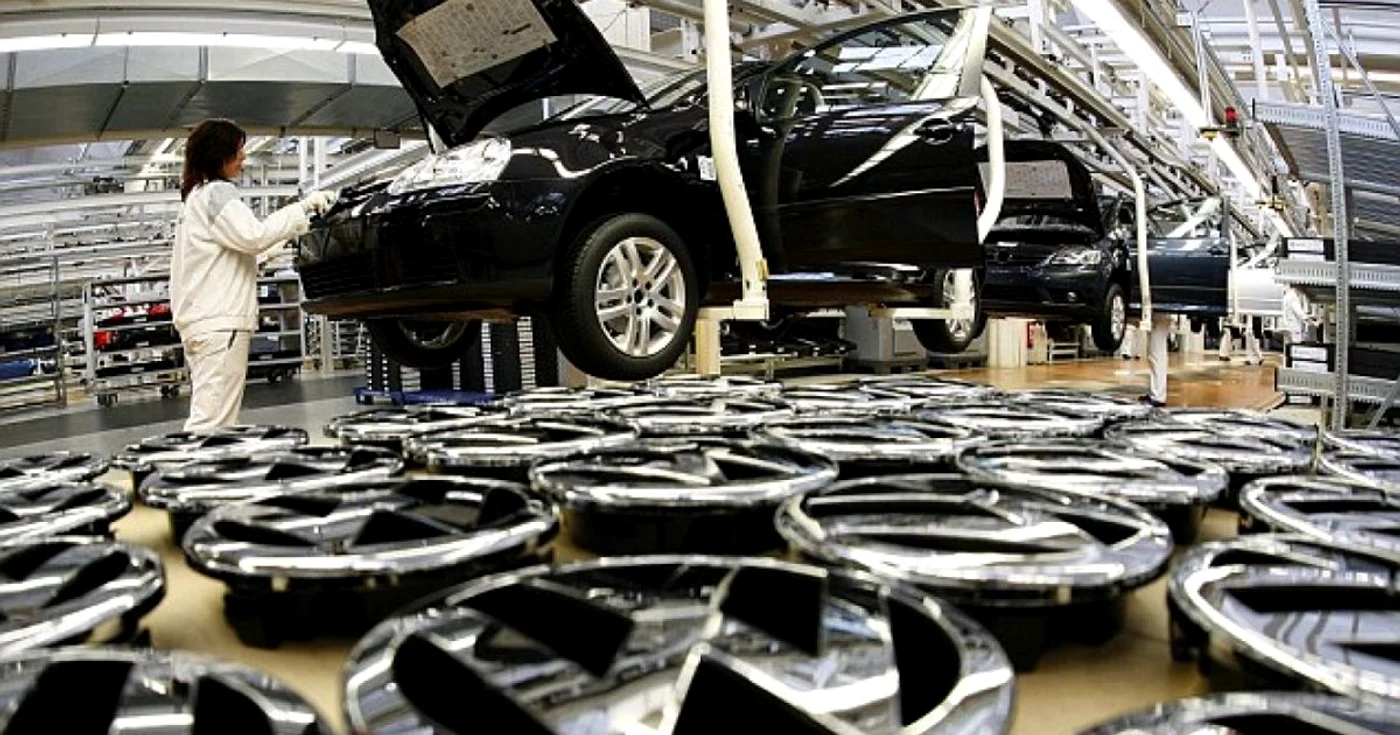 Volkswagen face obiectul unor investigaţii în mai multe ţări, inclusiv în Germania, după ce în luna septembrie a recunoscut că a echipat 11 milioane de vehicule vândute la nivel mondial cu un soft care falsifică rezultatele testelor antipoluare ale motoarelor diesel