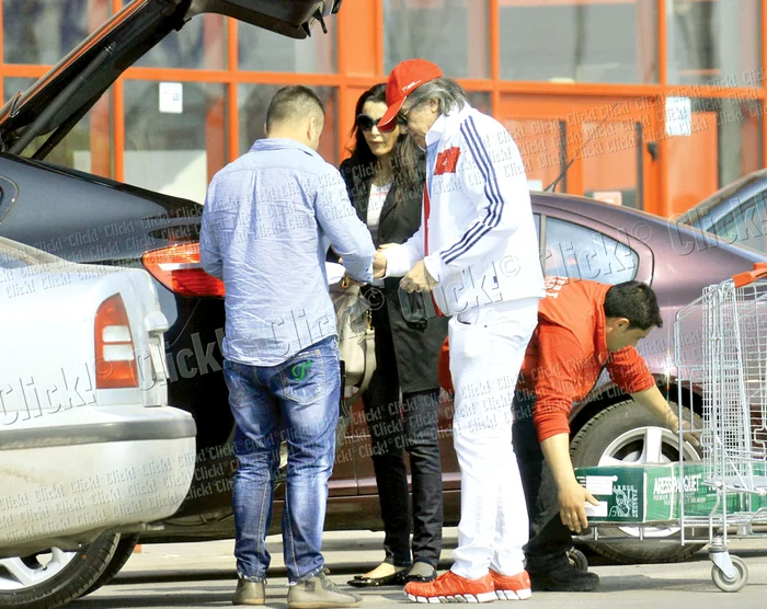 În drum spre maşina parcată, Nasty a fost oprit de un fan pentru a căpăta un autograf