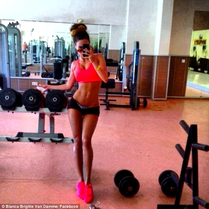 Bruneta (25 de ani) se antrenează în costume minuscule