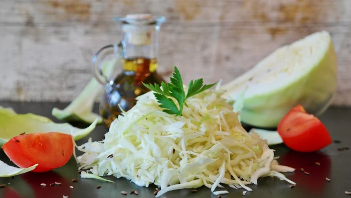 Salata caldă de varză coaptă se prepară foarte ușor și are un gust unic / FOTO: Pixabay
