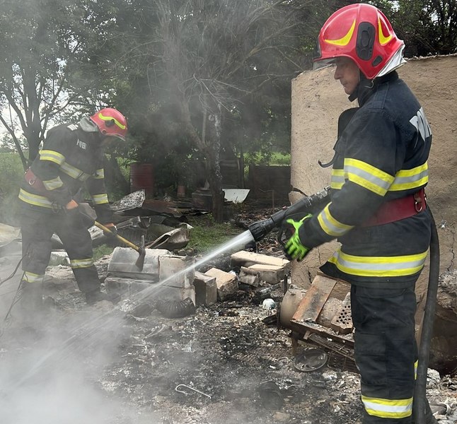 Două persoane au fost găsite carbonizate în urma unui incendiu izbucnit la o locuinţă din Ialomița