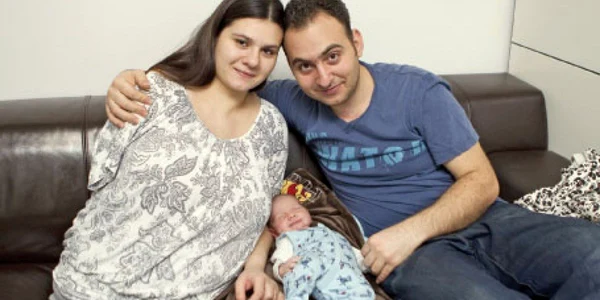 Melek învaţă alături de soţul ei să aibă grijă de copilul pe care şi l-a dorit dintotdeauna 