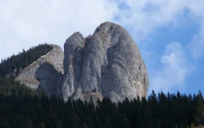 Budu şi Ana, stâncile legendare din Ceahlău FOTO: cabanaizvorulmuntelui.ro