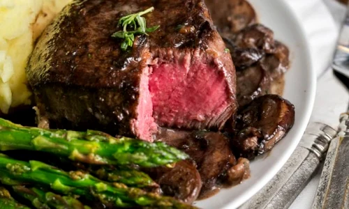 filet mignon in sos de vin si ciuperci 580x400 jpeg