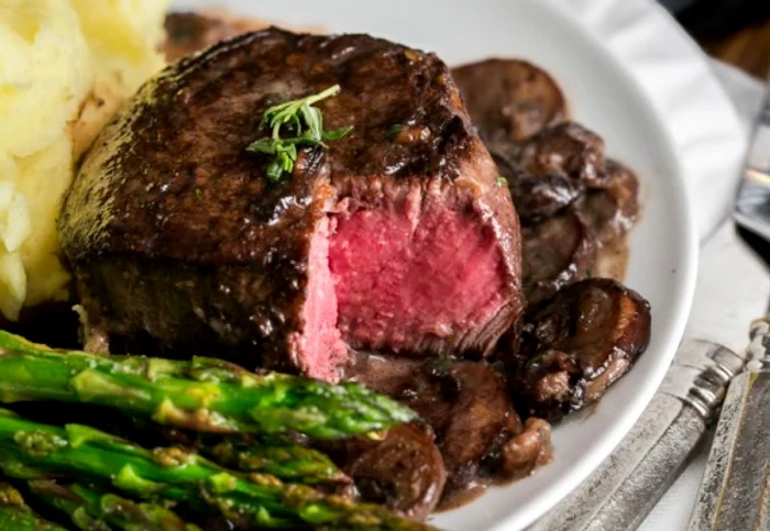 
    O delicatesa pe care o intalnesti in meniul restaurantelor de luxclickpoftabuna.ro  