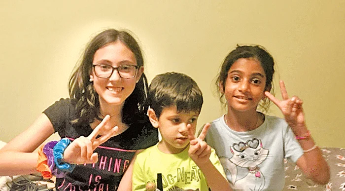 Sorina, alături de fraţii ei, Eva şi Adam