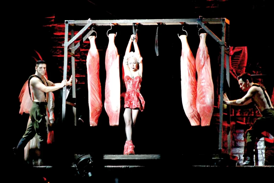 
    La fiecare concert din  cadrul turneului  „Born this way  ball”, GaGa are o  prezentare diferită  