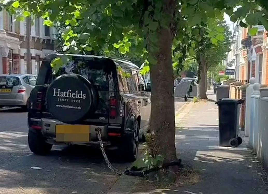 Mașină Land Rover legată cu lanțul de un copac, în Marea Britanie