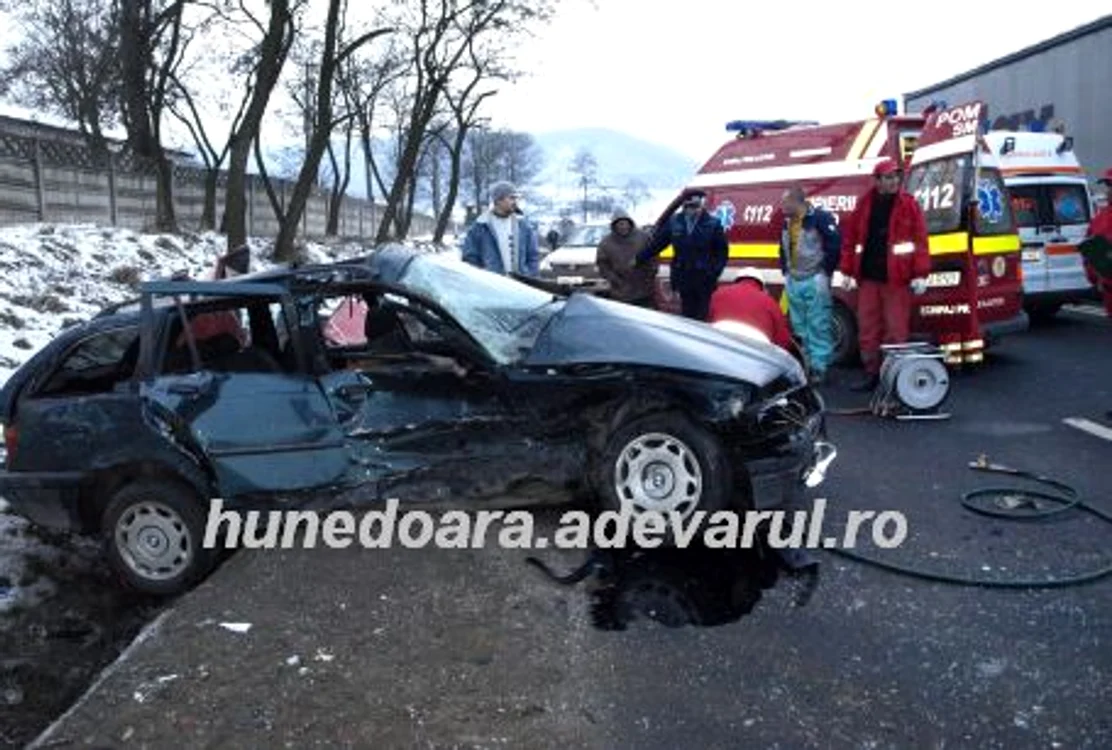 Trei persoane au fost rănite în accidentul produs la intrare în Deva. Foto: D. G. 