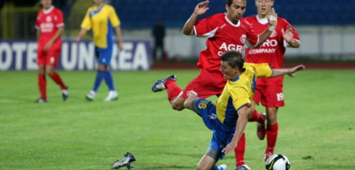 Fotbaliştii de la ACSMU Poli Iaşi (în galben) au „faultat“ bugetul local cu 1 milion de euro în sezonul trecut