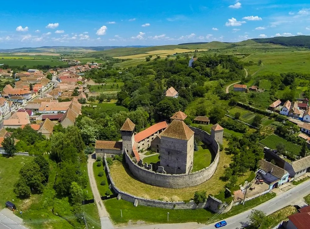 Imagine aeriană a Cetăţii de la Câlnic. Foto: filmariaeriene.com/ Facebook - Cetatea Câlnic