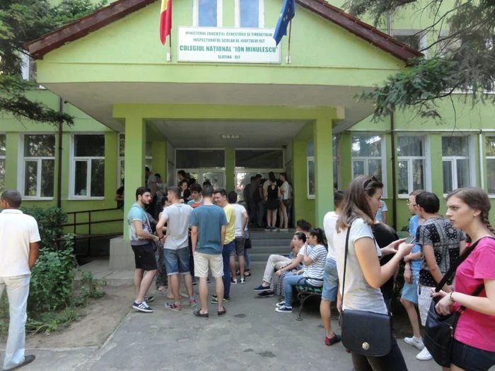 Imagine cu absolvenţi ai clasei a XII-a la Liceul ”Nicolae Titulescu” Slatina (FOTO: Mugurel Manea)