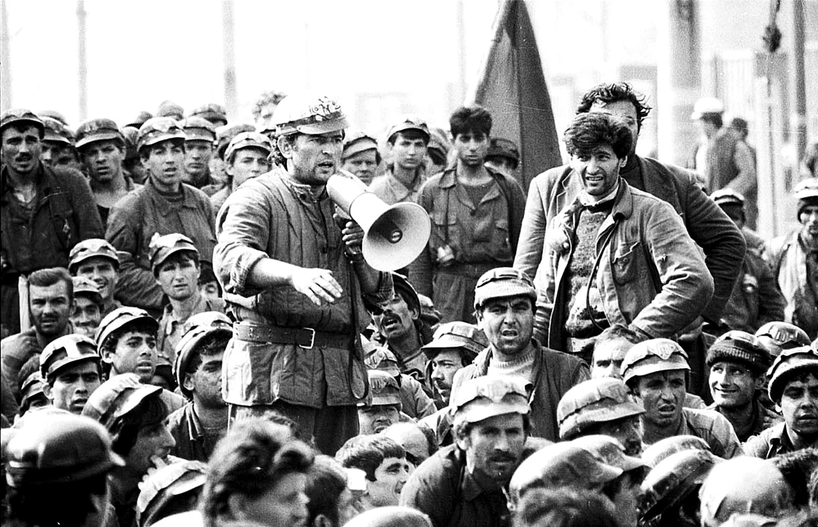 
    Ortacii au fost  emoționați de modul în care Ion Iliescu le-a mulțumit pentru pacificarea Pieței Universitățiifoto: corbis  