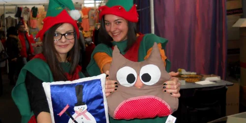 Bianca Riţ (stânga) şi Daiana Dociu (dreapta) fac pernuţe unicat pentru sărbătorile de iarnă.