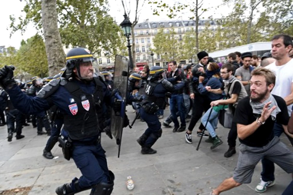 15 polițiști și jandarmi au fost răniți în Paris în urma violențelor