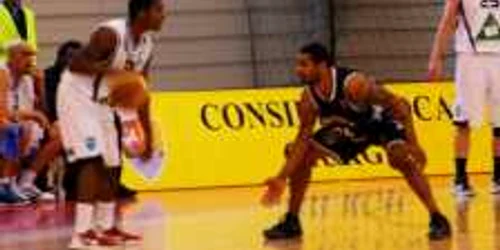 Kevin Sims (la minge) a dezamăgit în partida cu CSM Oradea