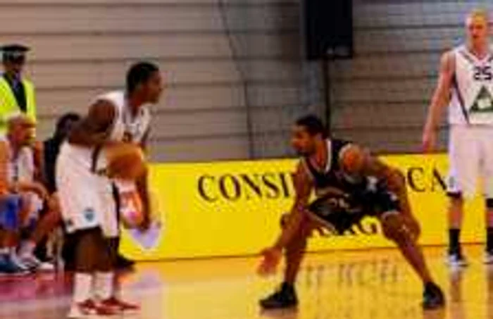 Kevin Sims (la minge) a dezamăgit în partida cu CSM Oradea