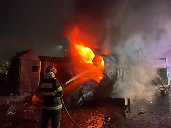 Explozie la un rezervor de carburanți FOTO: ISU Galați