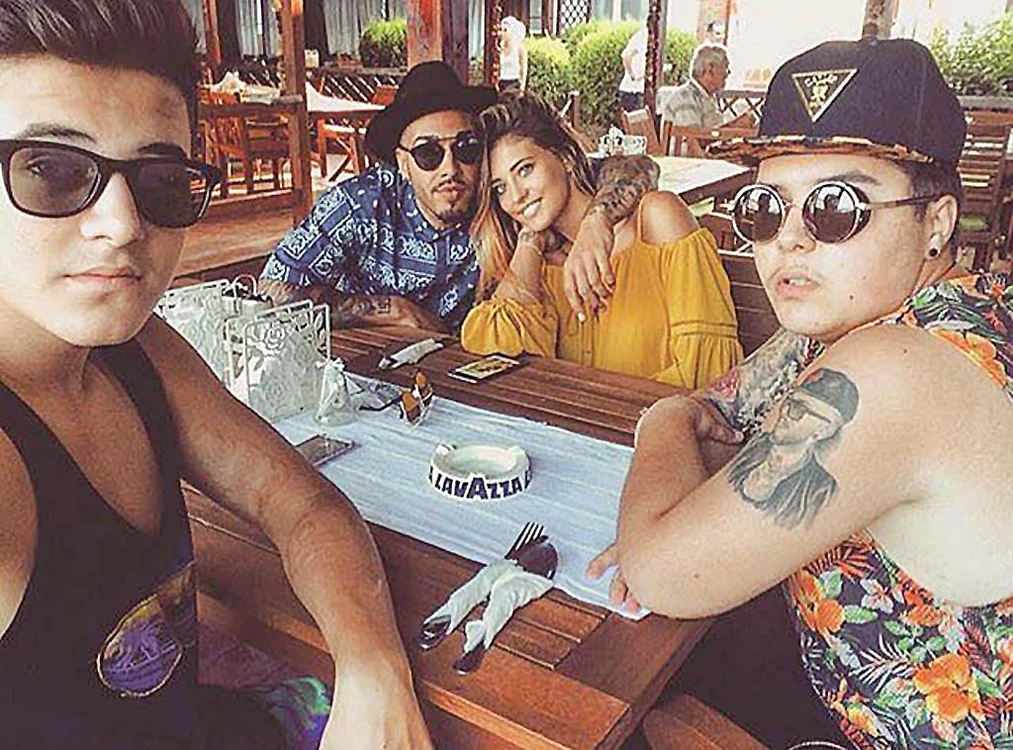 
    Velea și Antonia, încadrați de „copiii” lor mai mari, Mario și Lino foto: arhiva personală  