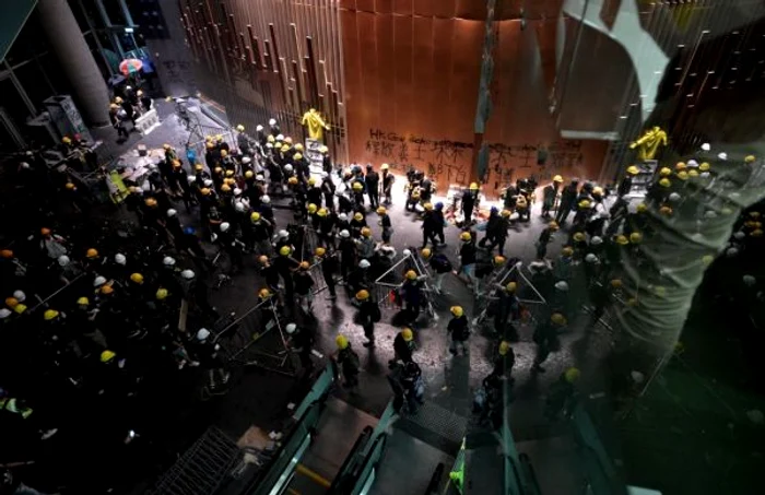 Imaginea Zilei / Protestatari intră cu forţa în sediul guvernului din Hong Kong cu ocazia celei de-a 22-a aniversări a predării oraşului din Marea Britanie în China FOTO AFP / Anthony Wallace / 1 iul 2019