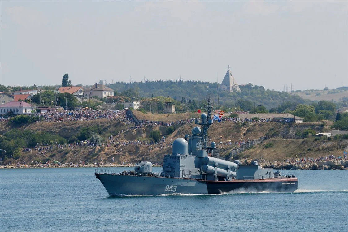 Corveta Naberejnîe Celni lângă portul din Sevastopol FOTO EPA-EFE