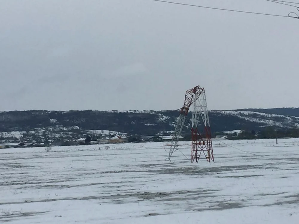 Unul dintre stâlpii de înaltă tensiune care a cedat sub greutatea zăpezii FOTO Delgaz