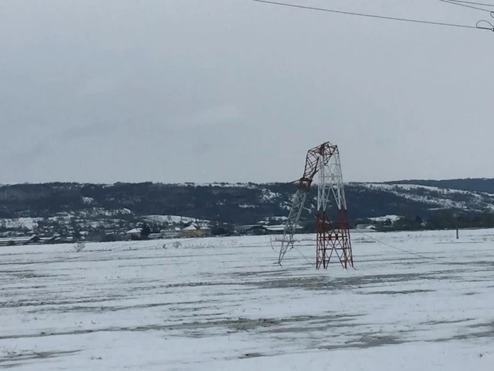 Unul dintre stâlpii de înaltă tensiune care a cedat sub greutatea zăpezii FOTO Delgaz