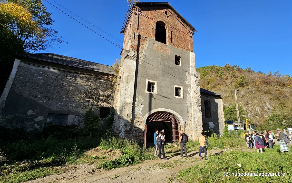 Clădire unică în România mai are puțin și cade / foto: adevarul
