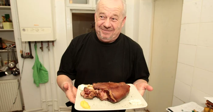 Printre specialităţile maestrului bucătar se numără ciolanul afumat/ Foto Vakarcs Lorand