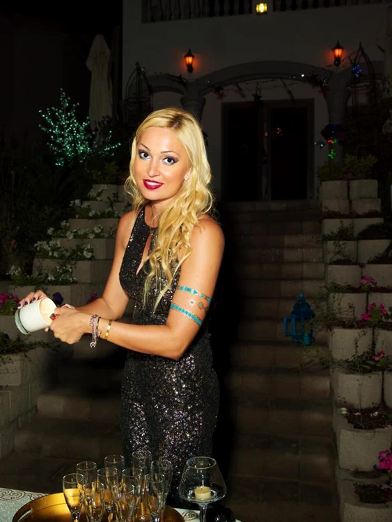 Rochia purtată de Revelion va fi păstrată cu sfinţenie, dar nu va mai fi purtată niciodată