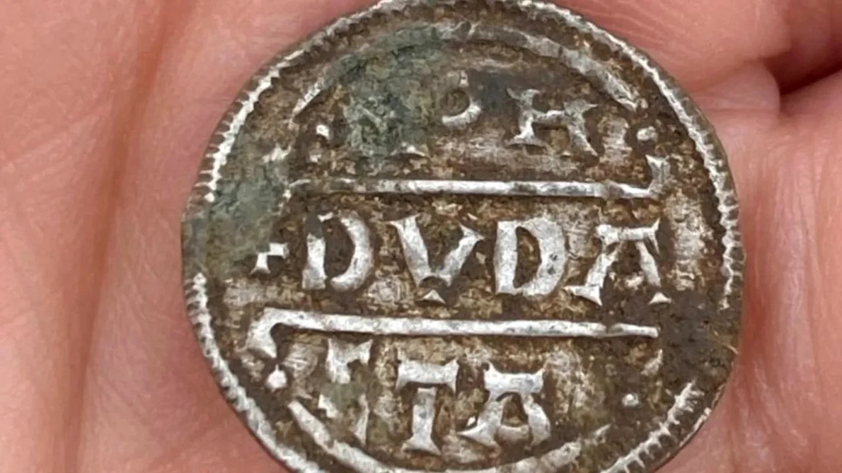 Monedă din „Tezaurul de la Bickmarsh” (© Worcestershire City Council/Historic England/Go Detecting (Midlands) Ltd.)