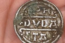 Monedă din „Tezaurul de la Bickmarsh” (© Worcestershire City Council/Historic England/Go Detecting (Midlands) Ltd.)