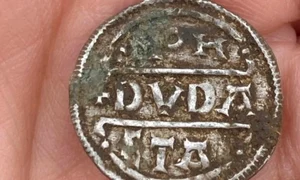Monedă din „Tezaurul de la Bickmarsh” (© Worcestershire City Council/Historic England/Go Detecting (Midlands) Ltd.)