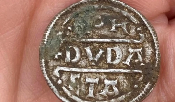 Monedă din „Tezaurul de la Bickmarsh” (© Worcestershire City Council/Historic England/Go Detecting (Midlands) Ltd.)