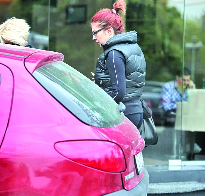 Numai după ce Oana a plecat din zonă, şi-a făcut apariţia şi Catinca, însoţită de o prietenă