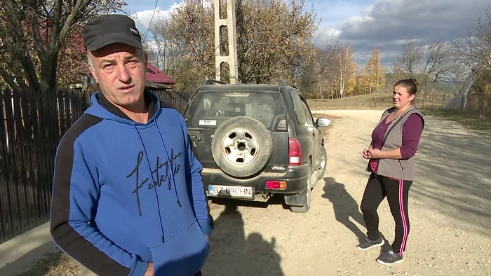 Localnicii așteaptă de mulți ani să le ajungă asfaltul la poartă. FOTO Iulian Bunilă