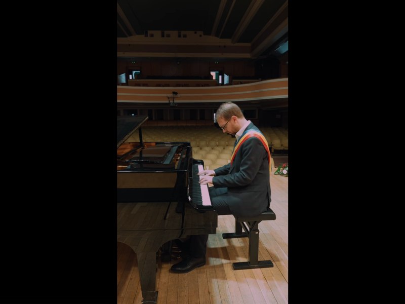 Primarul Timișoarei, Dominic Fritz, interpretează imnul României la pian pe scena Filarmonicii