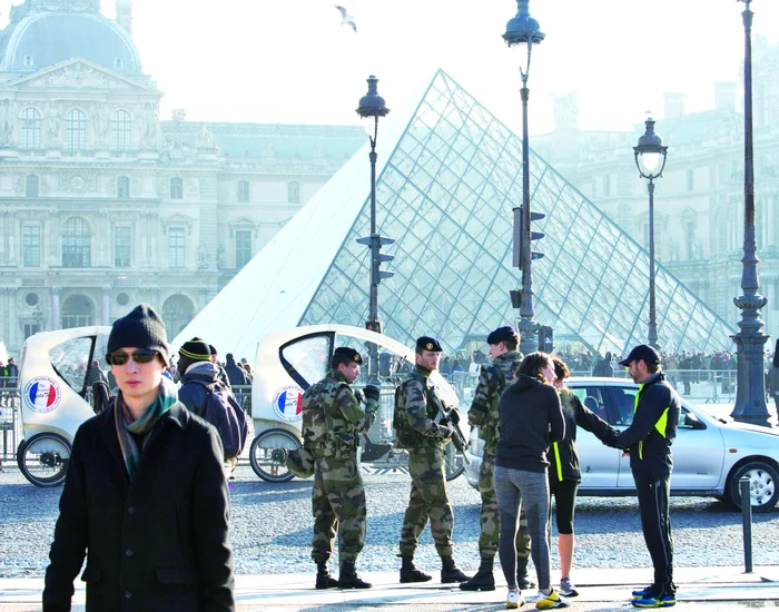 Soldaţi francezi patrulează pe străzile din Paris