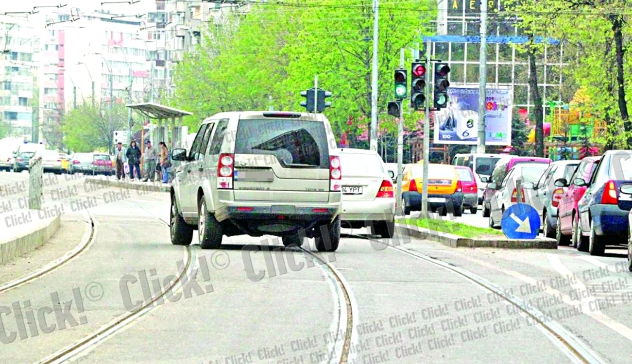 Nu doar că depăşeşte pe după  refugiu coloana de maşini,  dar chiar intră pe contrasens